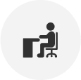 Icône noire d'une personne assise à un bureau sur un cercle gris